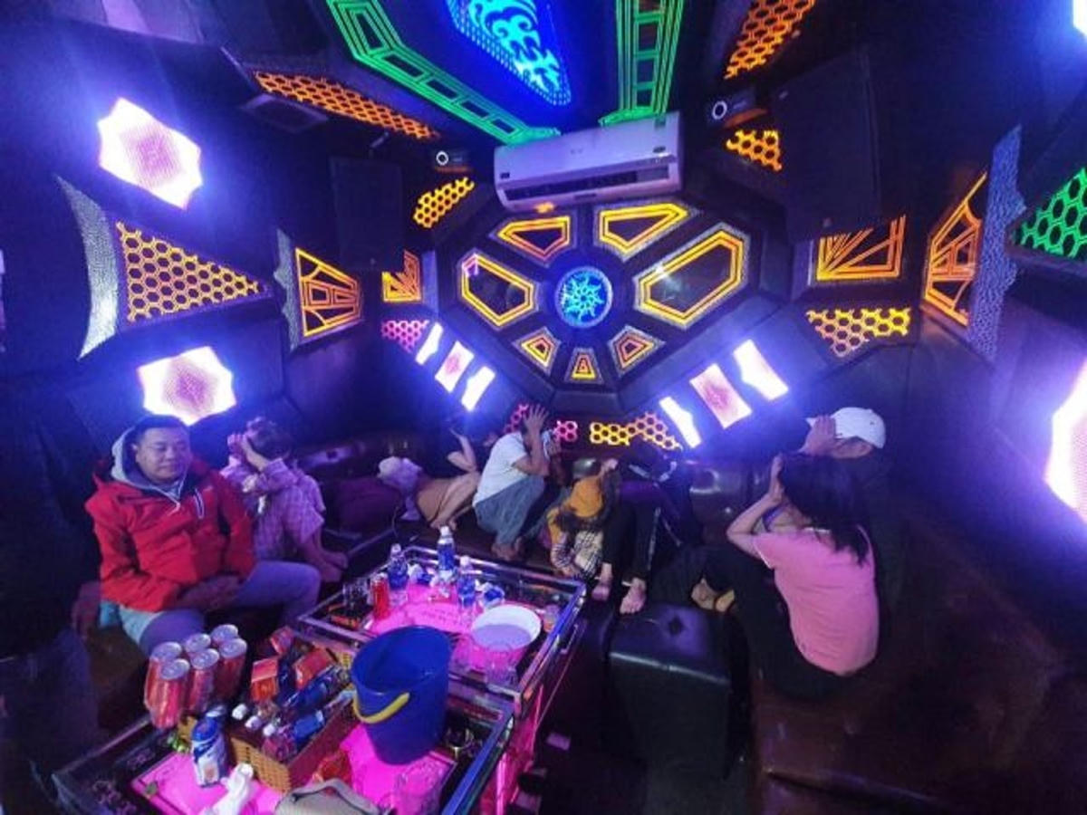 Các đối tượng tại cơ sở kinh doanh Karaoke Noke. 