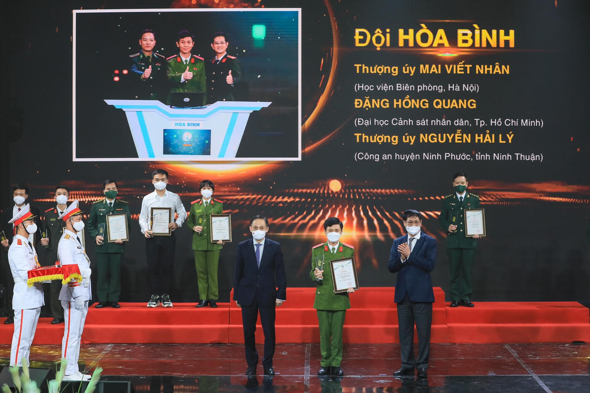 Trao giải Ba cho các thí sinh đoạt giải.