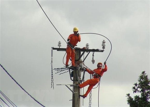 Công nhân Công ty Điện lực Quảng Bình sửa chữa điện lưới. (Ảnh: Đức Thọ/TTXVN).  