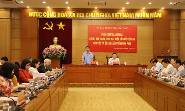 Phó Chủ tịch - Tổng Thư ký Hầu A Lềnh phát biểu tại buổi làm việc với Ủy ban bầu cử tỉnh Vĩnh Phúc.  