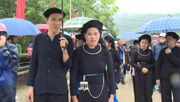Hát giao duyên trong phiên chợ tình.
