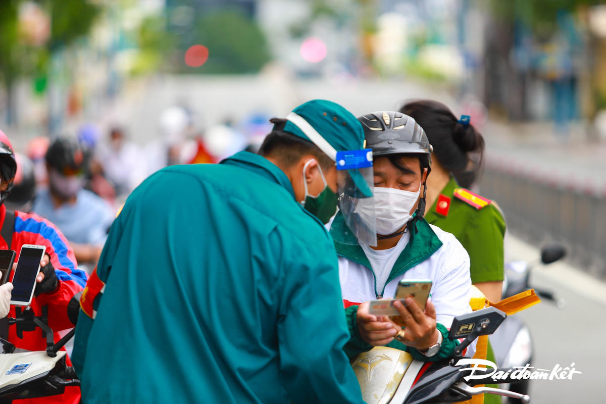 Lực lượng dân quân hỗ trợ người dân khai báo thông tin.