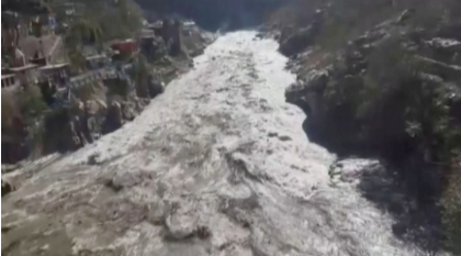 Sông băng trên dãy Himalaya bị đứt vỡ và tràn xuống hạ du. Ảnh: Reuters.