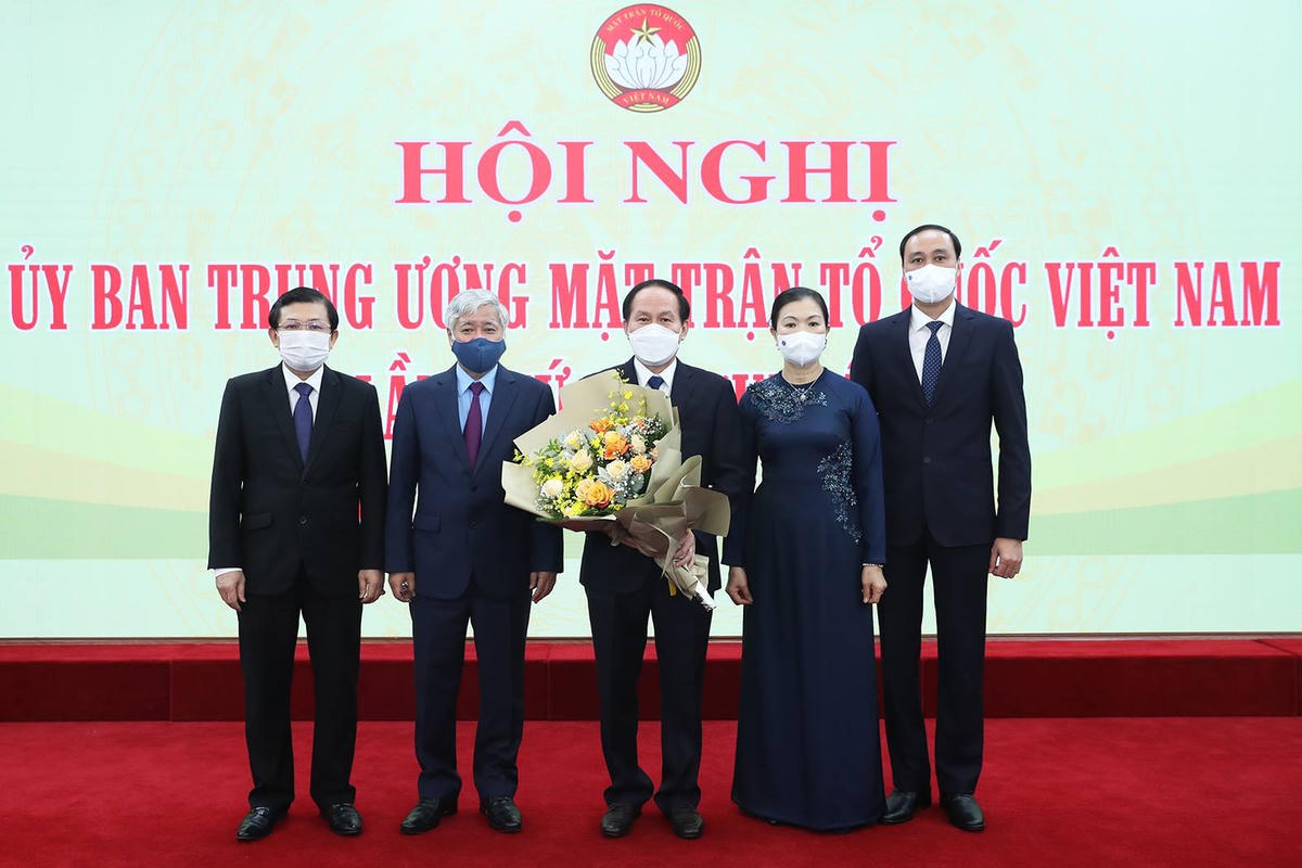 Bí thư Trung ương Đảng, Chủ tịch UBTƯ MTTQ Việt Nam Đỗ Văn Chiến và Ban Thường trực tặng hoa chúc mừng Phó Chủ tịch - Tổng Thư ký Lê Tiến Châu. Ảnh: Quang Vinh.