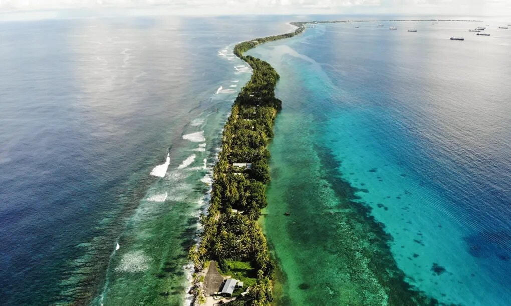 Ảnh chụp từ trên không tại Funafuti (Tuvalu), một trong số ít quốc gia trên thế giới vẫn hoàn toàn "miễn nhiễm" trong suốt đại dịch. Ảnh: Mario Tama / Getty Images.