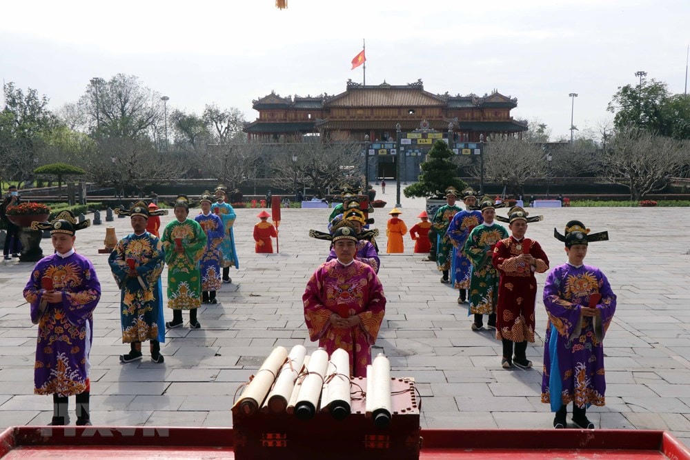 Tái hiện cảnh các quan văn, võ đứng chầu nhà vua trước điện Thái Hòa trong ngày Mùng 1 Tết Nguyên đán. (Ảnh: Đỗ Trưởng/TTXVN).