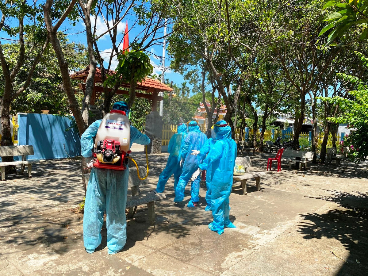 Lực lượng phản ứng nhanh của CDC Quảng Nam phun thuốc khử khuẩn nơi có dịch.