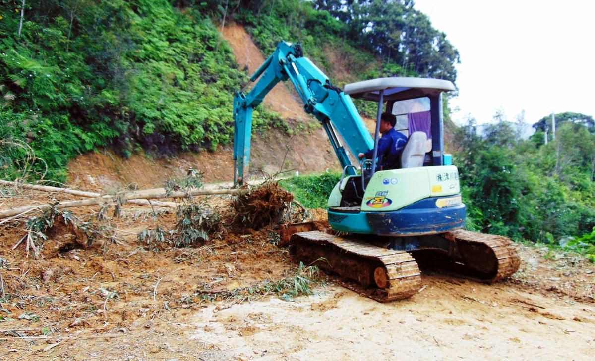 Tập trung khắc phục các tuyến đường trên huyện Tây Giang bị sạt lở.