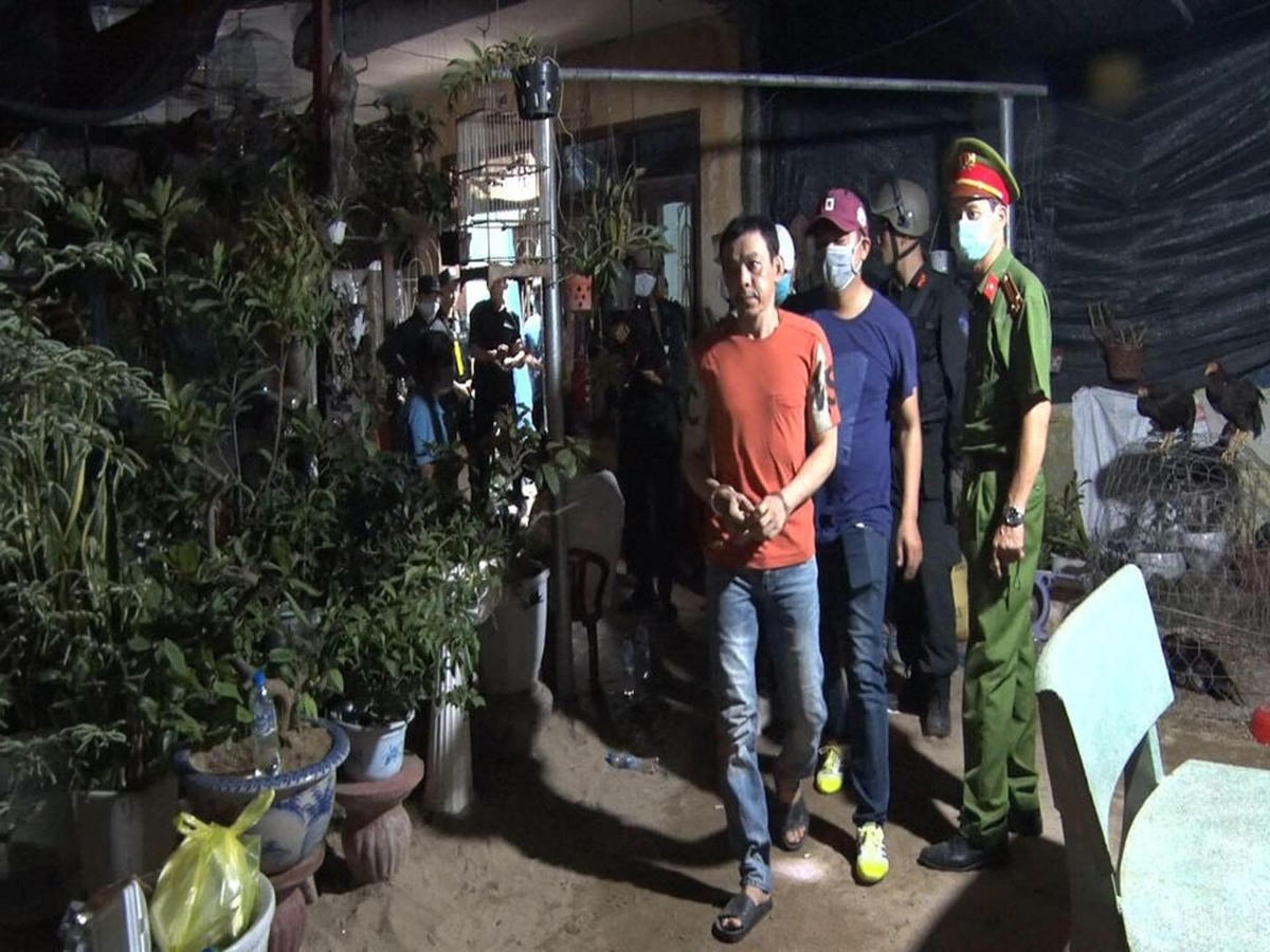 Lực lượng Công an áp giải nghi phạm Nguyễn Quang Trưởng.