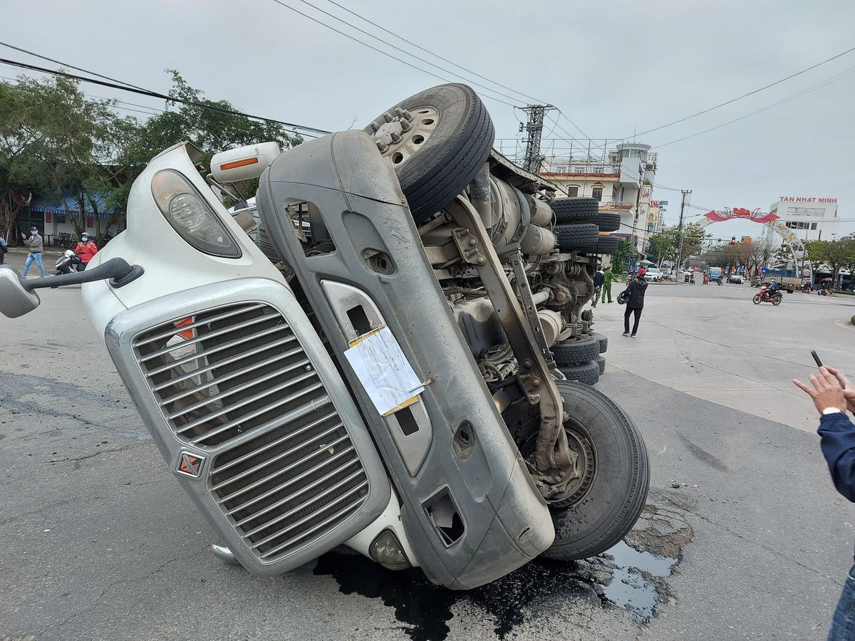 Xe đầu kéo chỏng vó ngay tại vòng xuyến.