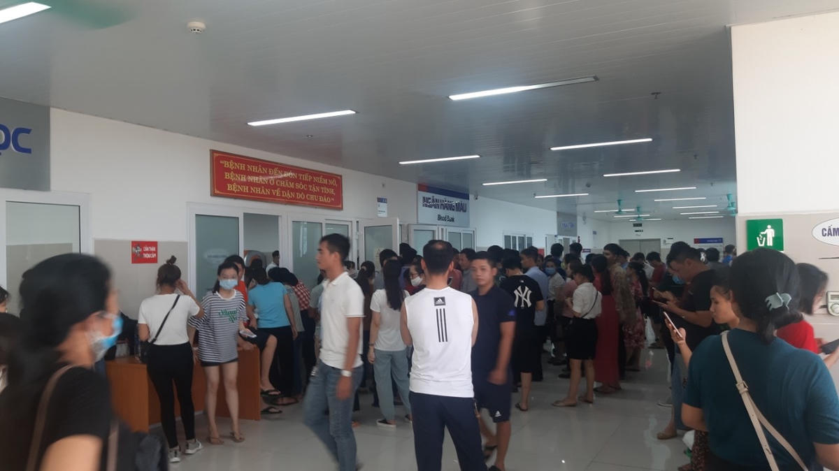 Rất đông người tình nguyện hiến máu để cứu các nạn nhân.