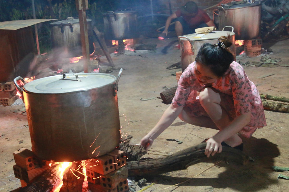 Chị Nguyễn Thị Liễu (thành viên nhóm thiện nguyện Hoa Sen 47) chia sẻ, bản thân cũng là một người con của miền Trung, sau khi nge tin lũ lụt đang hoành hành tại quê hương mình khiến chị không khỏi thương xót và đau lòng, từ đó đã cùng với mọi người đồng lòng kêu gọi ủng hộ và gói ra hàng nghìn chiếc bánh chưng, cùng với đó là kêu gọi mọi người ủng hộ thêm nhiều nhu yếu phấm cần thiết cho người dân, những  món quà này tuy giá trị không lớn nhưng đó là cả tấm lòng hướng về quê hương miền Trung.