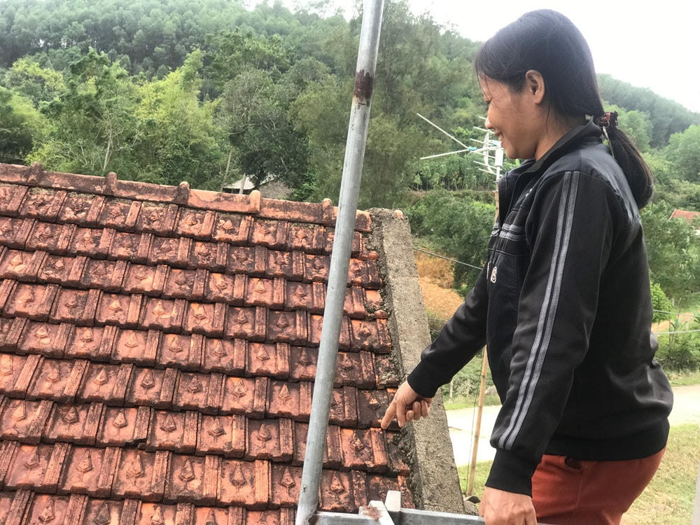 Chị Đặng Thị Hiền chỉ về điểm nước ngập trong trận lũ năm 2010.