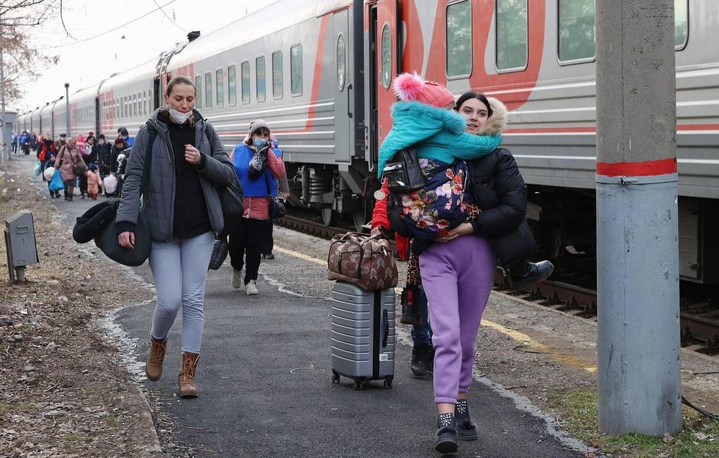 Người dân tiếp tục sơ tán khỏi cuộc xung đột ở Ukraine. Ảnh: TASS.