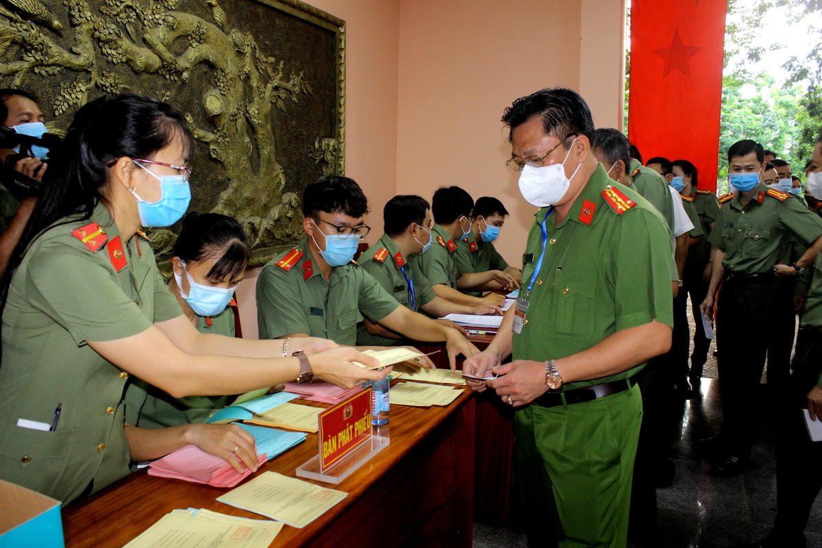 Lực lượng CBCS Công an Hâuu Giang nhận phiếu bầu cử sớm. 