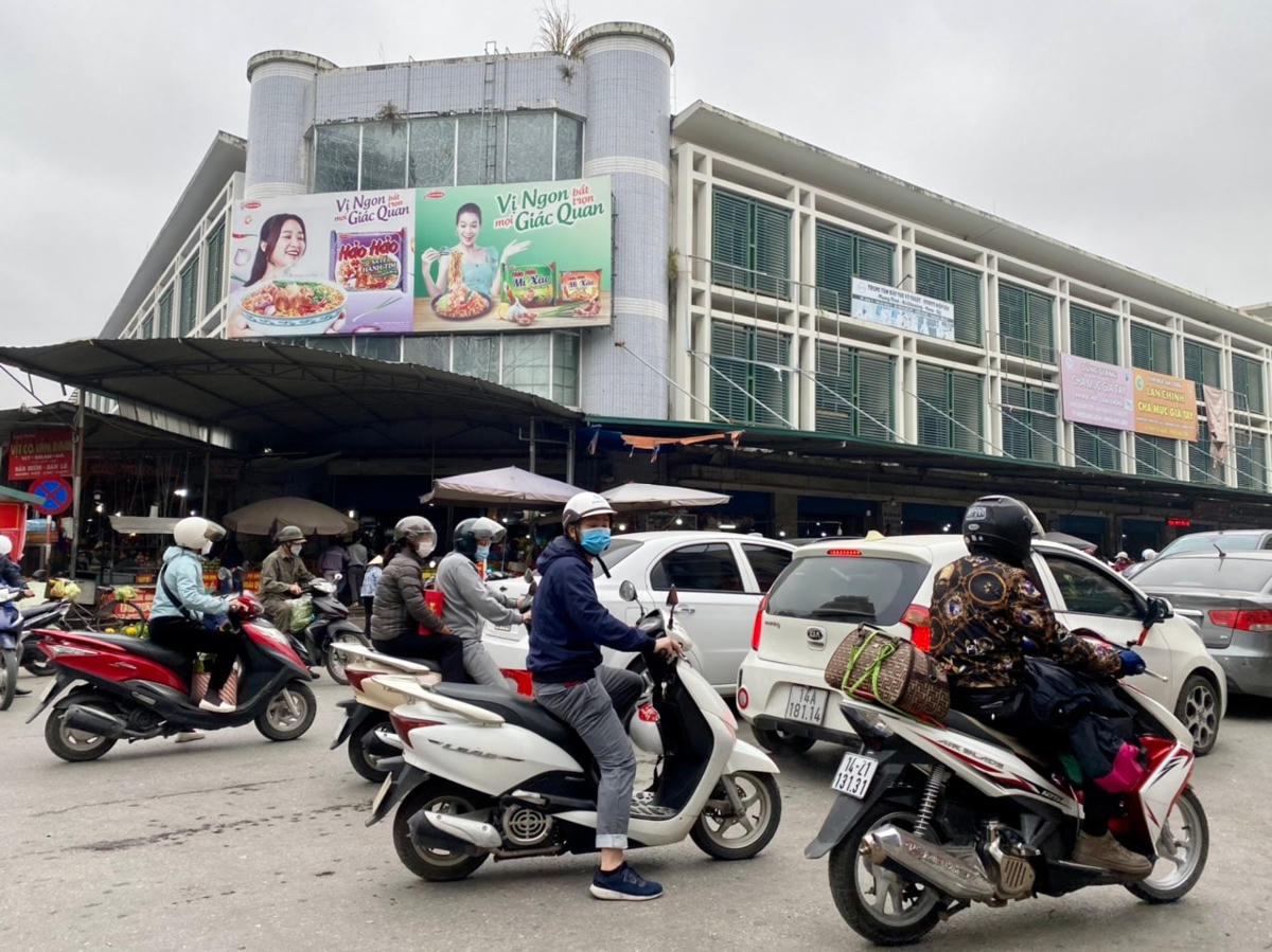Người dân nườm nượp đổ về các chợ trung tâm để tiện sắm Tết "từ A - Z".Lượng xe gửi tại các chợ tăng đến gấp 3-4 lần so với ngày thường.