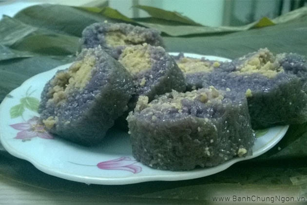 Bánh chưng cẩm thơm ngon, hấp dẫn.