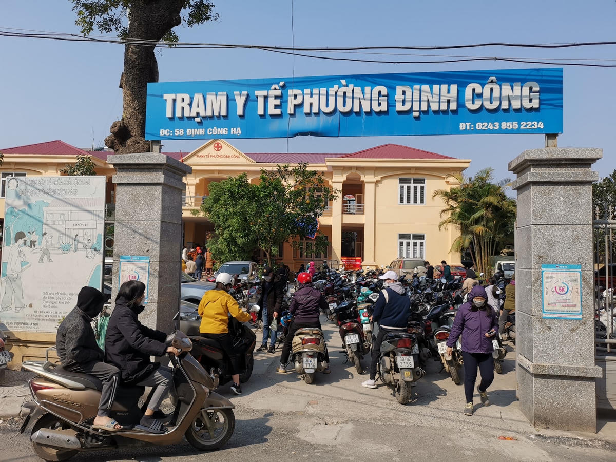 Người dân Hà Nội ra trạm y tế phường để xin giấy xác nhận mắc hoặc khỏi Covid-19. Ảnh: Quang Vinh
