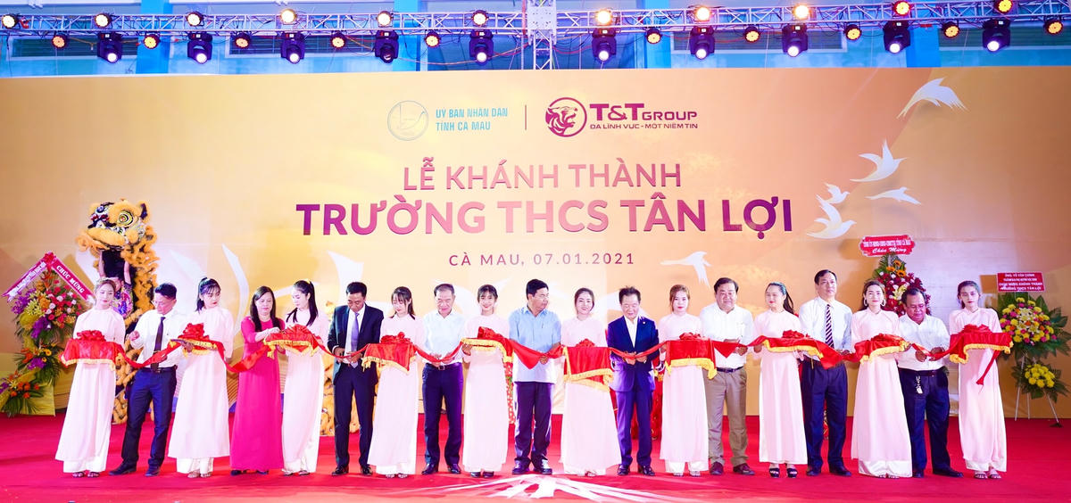 Ông Đỗ Quang Hiển, Chủ tịch HĐQT kiêm TGĐ Tập đoàn T&T Group và các đại biểu cắt băng khánh thành Trường THCS Tân Lợi.