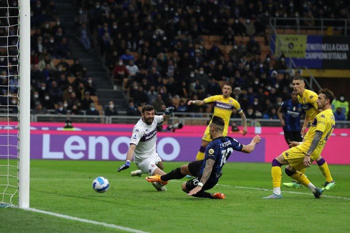 Inter đưa được bóng vào lưới Fiorentina trong hiệp 1 nhờ công của Lautaro Martinez nhưng trọng tài nhanh chóng không công nhận bàn thắng khi chân sút người Argentina rơi vào thế việt vị.