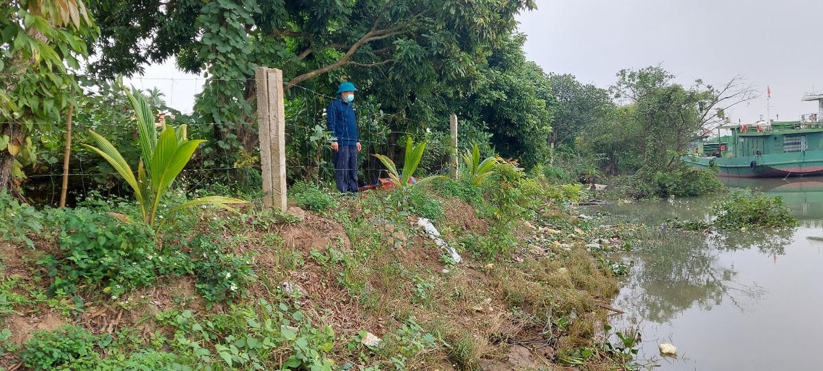 Thôn Trại Kênh căng dây thép cảnh báo khu vực sạt lở bờ sông.