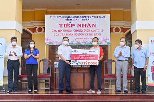 Ông Nguyễn Hoài Anh, Chủ tịch HĐND tỉnh Bình Thuận, tiếp nhận máy móc và thiết bị ủng hộ phòng chống dịch.