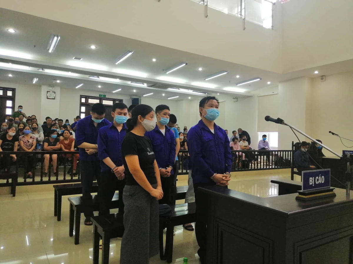 Lê Văn Quang (đứng phía trên, bên phải) và đồng bọn lừa đảo của Thang Long Group.