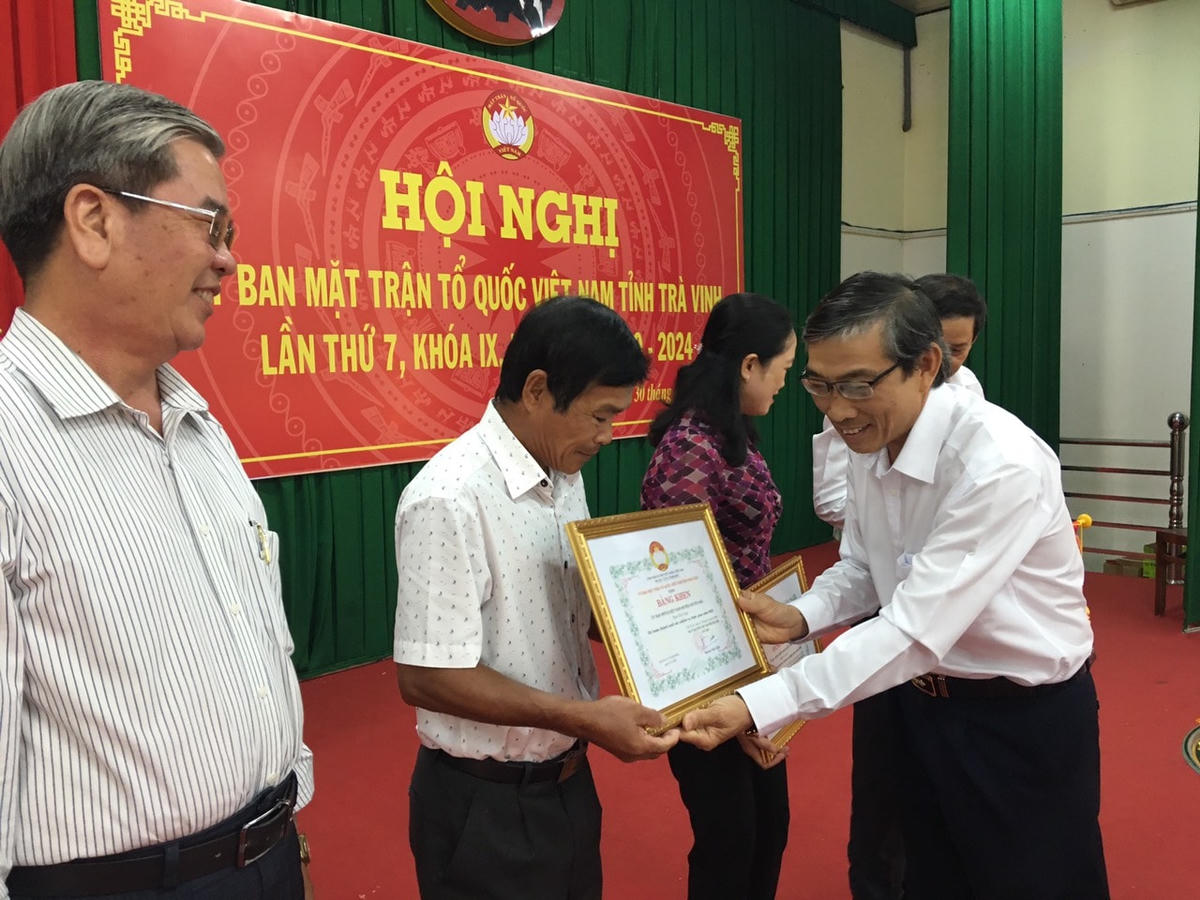 Tặng Bằng khen cho các tổ chức cá nhân có thành tích trong công tác Mặt trận năm 2020.