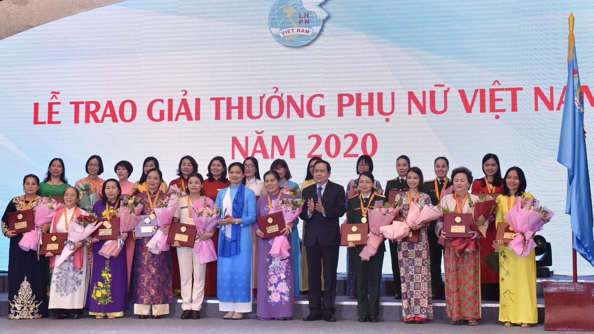 Chủ tịch Trần Thanh Mẫn trao thưởng cho tập thể và cá nhân đoạt Giải thưởng Phụ nữ Việt Nam năm 2020.