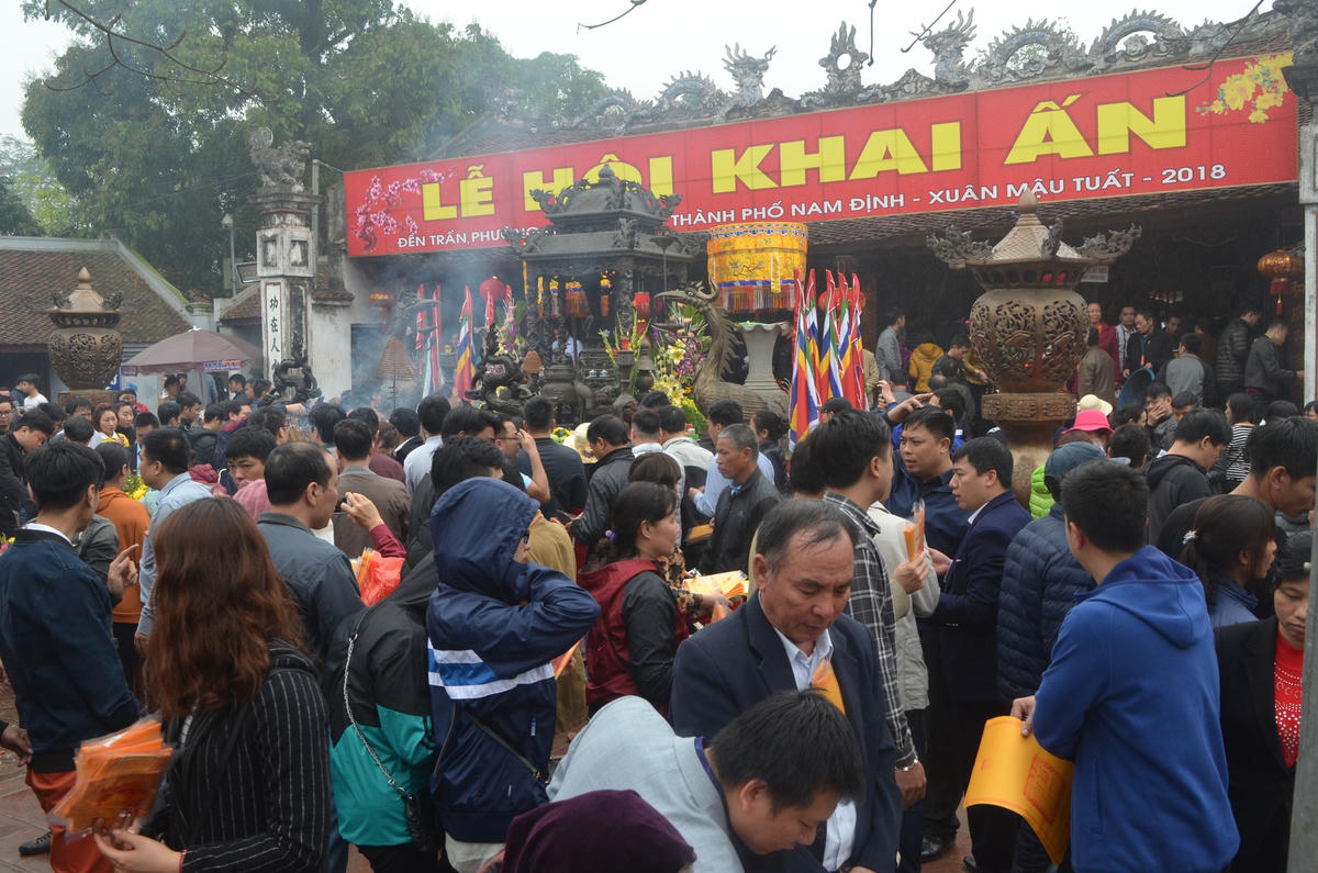Tương tự, năm nào Lễ hội khai Ấn đền Trần cũng rất đông người.