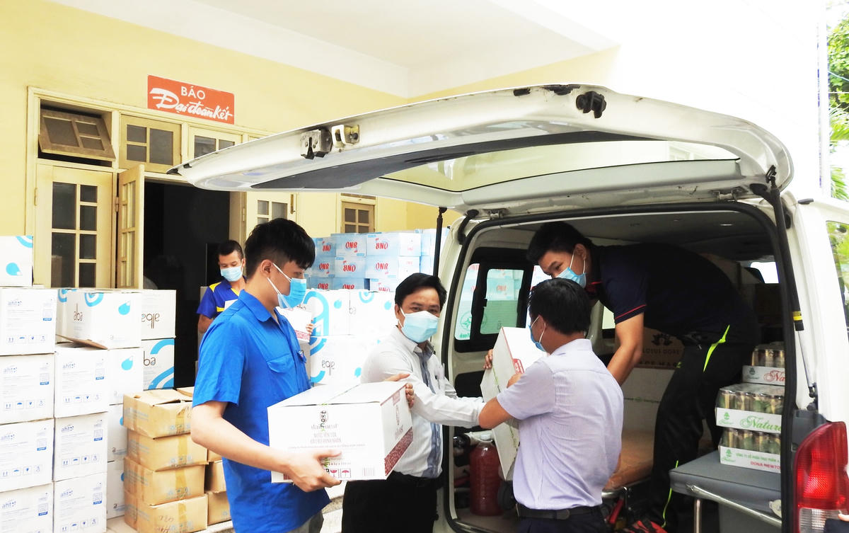 Hàng hóa, nhu yếu phẩm do tổ chức, cá nhân, doanh nghiệp ủng hộ phòng, chống dịch Covid- 19 đang được Ủy ban MTTQ Việt Nam TP Đà Nẵng phân bổ đến quận huyện, điểm nóng cách ly và các bệnh viện trên địa bàn TP. Ảnh Thanh Tùng.