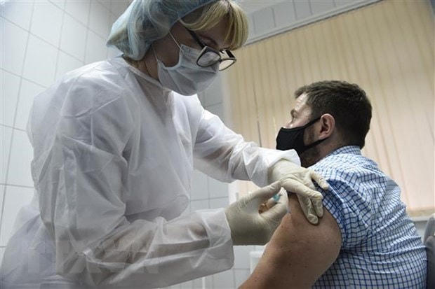 Tiêm thử nghiệm vaccine Sputnik V ngừa Covid-19 cho tình nguyện viên tại Moskva, Nga ngày 10/9/2020. (Ảnh: AFP/TTXVN).
