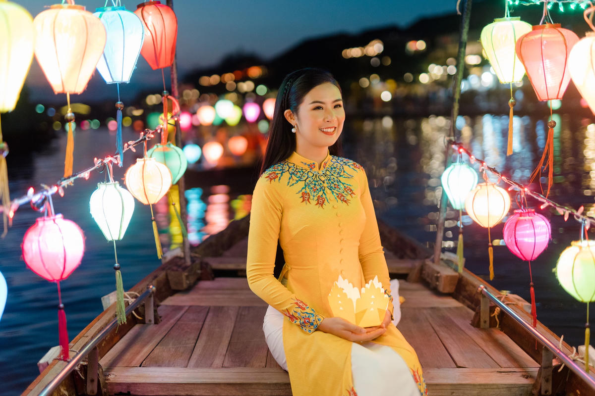 Hoa hậu Việt Nam 2010 đau đáu nỗi niềm mang áo dài truyền thống vươn tầm thế giới.