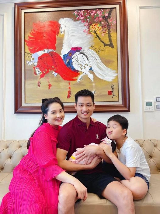 Diễn viên Bảo Thanh mới sinh con gái được ít ngày, cô gửi lời cảm ơn đến bạn bè, người hâm mộ đã quan tâm thời gian qua: “Gia đình Bảo Thanh xin cảm ơn các Cô Bác Anh Chị & bạn bè đã gửi lời chúc mừng tới em bé Nanu và mẹ cháu. Thật chẳng còn gì sung sướng hơn khi mẹ cháu được mẹ tròn con vuông, mạnh khoẻ và bình an..!”.