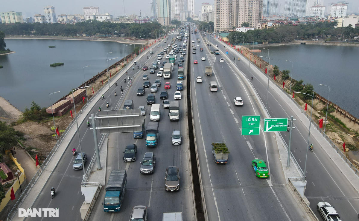 Người dân đổ về quê nghỉ Tết sớm, đường phố cửa ngõ Hà Nội ùn ứ kéo dài