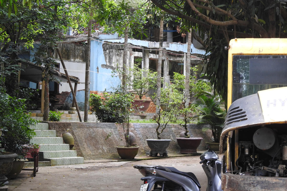 Gần 8 năm, chỉ 1 ngôi nhà nhỏ trong biệt phủ được đập phá theo lệnh cưỡng chế của chính quyền.