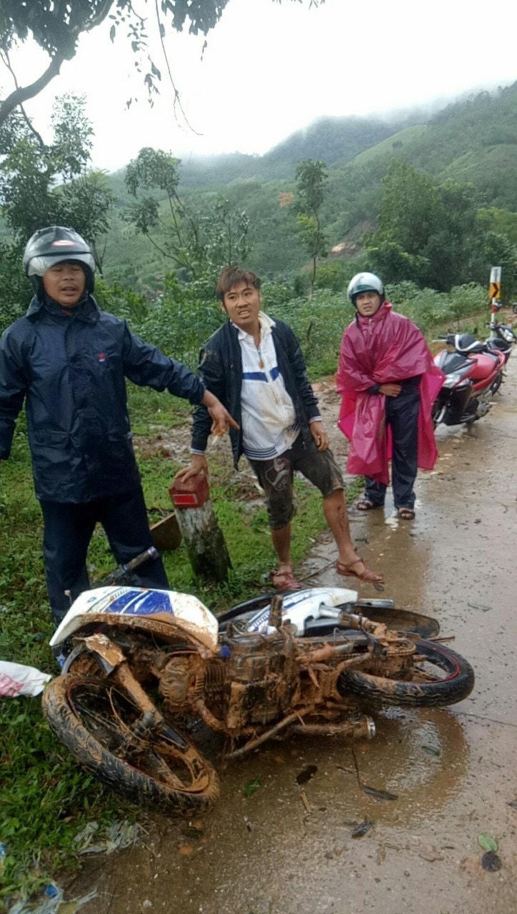 Ngườ đứng giữa là 1 trong 2 người thoát chết.