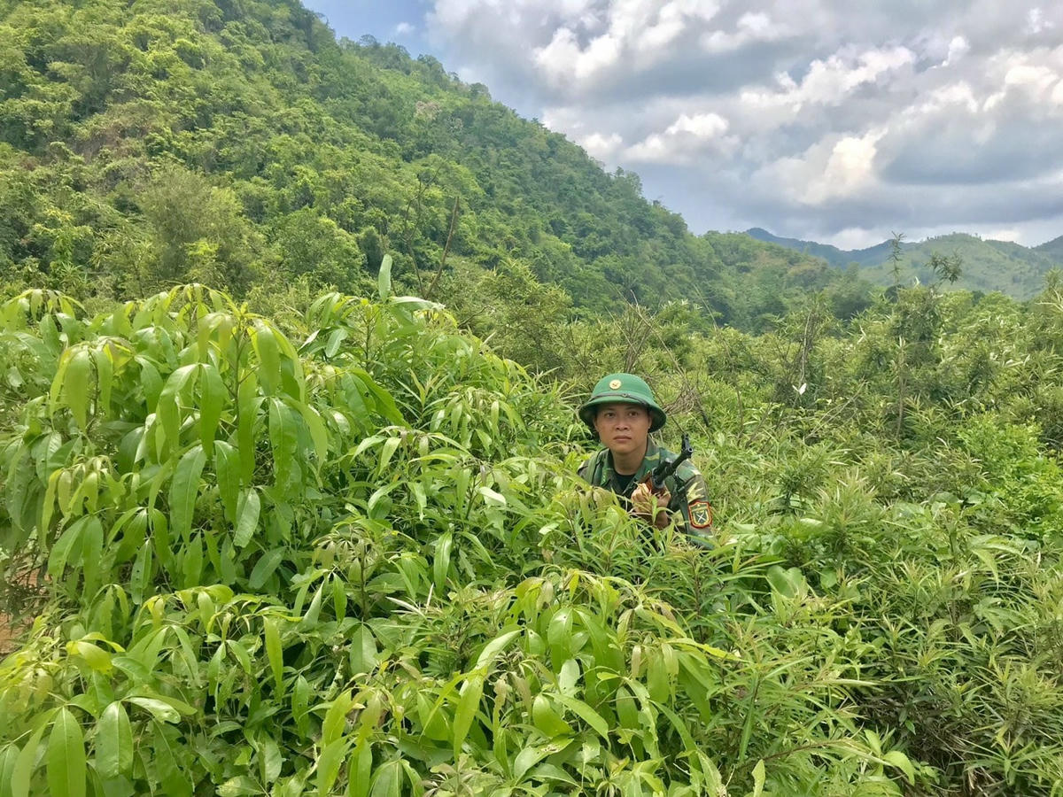 Cán bộ Biên phòng thực hiện nhiệm vụ tại đường mòn, lối mở dọc biên giới nhằm kịp thời phát hiện và ngăn chặn các đối tượng xuất nhập cảnh trái phép. Ảnh:Phan Vĩnh.