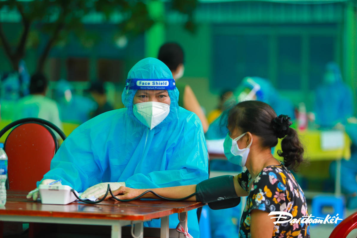 Người dân được thăm khám, tư vấn trước khi tiêm.