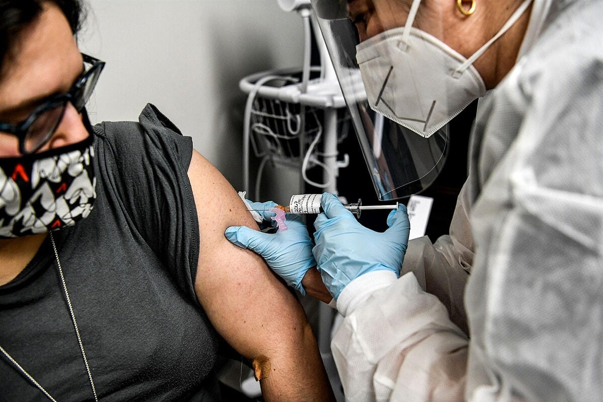 Tình nguyện viên tiêm vaccine Covid-19 tại Trung tâm Nghiên cứu Mỹ. Ảnh: AFP.