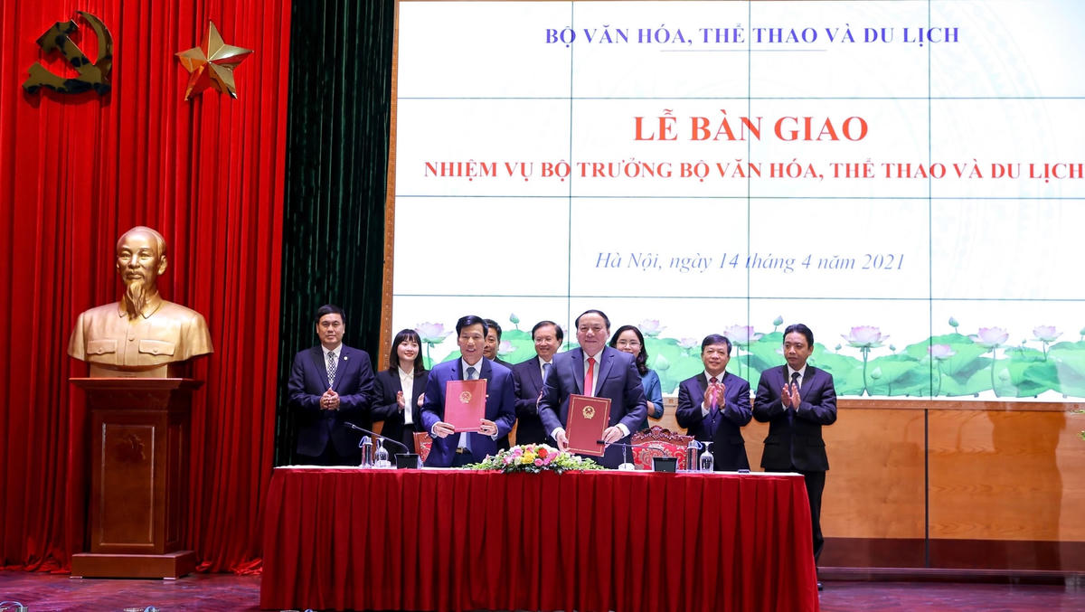 Nguyên Bộ trưởng Nguyễn Ngọc Thiện và Bộ trưởng Nguyễn Văn Hùng đã ký Biên bản bàn giao nhiệm vụ. Ảnh: Minh Khánh.