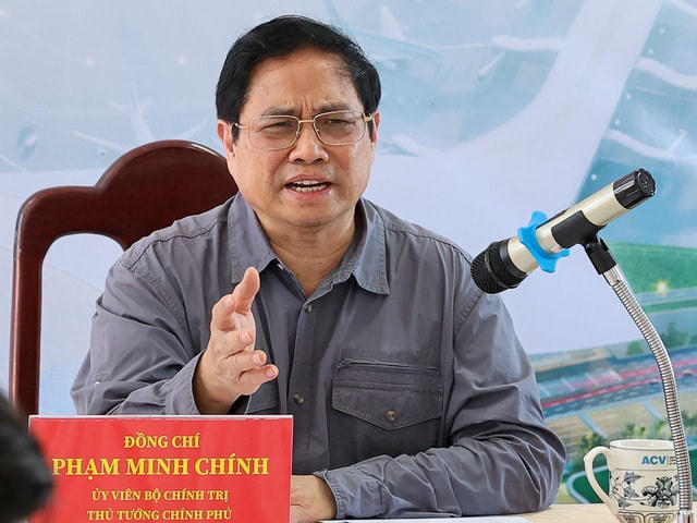 Thủ tướng lưu ý: Công tác quy hoạch cảng hàng không và đô thị sân bay phải tổng thể nhưng xây dựng theo lộ trình; làm đến đâu dứt điểm đến đó. Ảnh: VGP/Nhật Bắc.