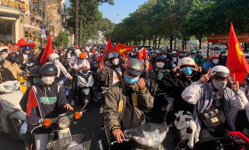 Đoàn người diễu hành chào mừng Thùy Tiên về nước. 