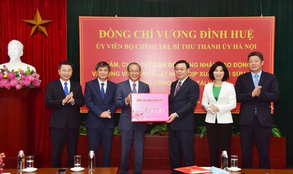 Bí thư Vương Đình Huệ trao quà cho cán bộ, nhân viên công ty Transerco