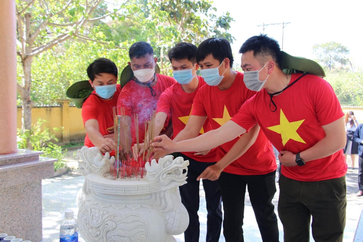 Đoàn viên thanh niên và các tầng lớp nhân dân tưởng nhớ, tri ân đến các thế hệ cha anh, đồng bào và chiến sĩ đã anh dũng hy sinh vì độc lập, tự do của dân tộc.