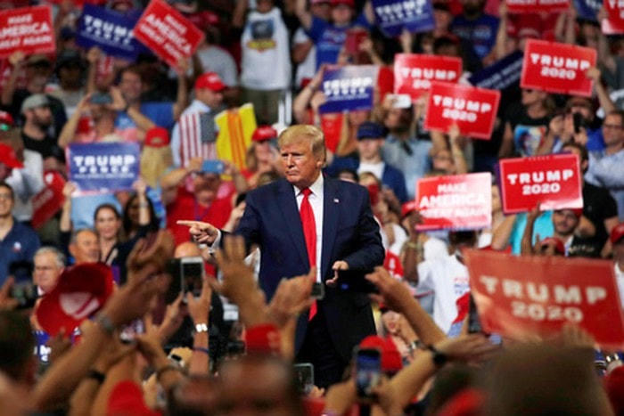 Ông Donald Trump vận động tái tranh cử tại sân vận động thành phố Orlando.