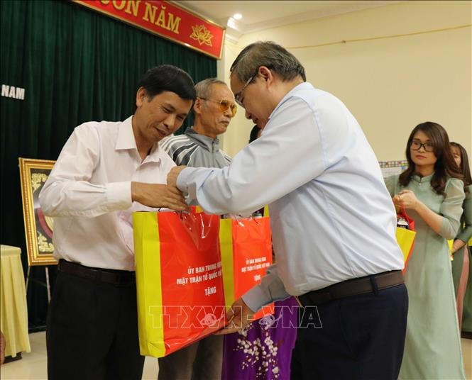 Trưởng đoàn Đại biểu Quốc hội Thành phố Hồ Chí Minh Nguyễn Thiện Nhân tặng quà cho các hộ gia đình văn hóa tại khu phố Trang Liệt (Bắc Ninh). Ảnh: Thanh Thương/TTXVN.