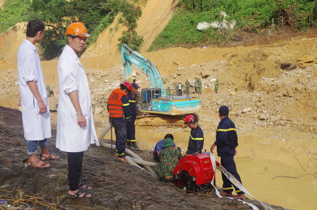 Các lực lượng đã tìm thấy được một số vật dụng, áo quần công nhân dưới lòng sông Rào Trăng. Ảnh: Dân trí.