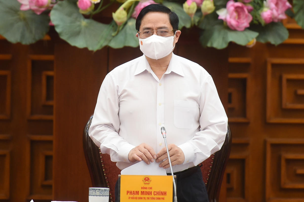 Thủ tướng Phạm Minh Chính chủ trì cuộc họp khẩn về phòng chống Covid-19. Ảnh: VGP.