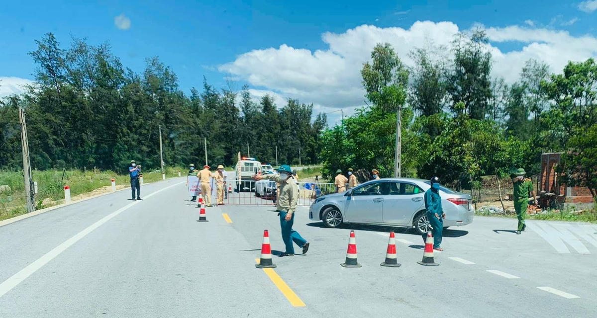 Lực lượng chức năng phong tỏa gần nơi sinh sống của 2 bệnh nhân ở xã Cương Gián.